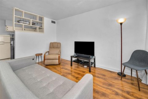 Condominio en venta en Kenneth City, Florida, 1 dormitorio, 60.57 m2 № 1882759 - foto 12