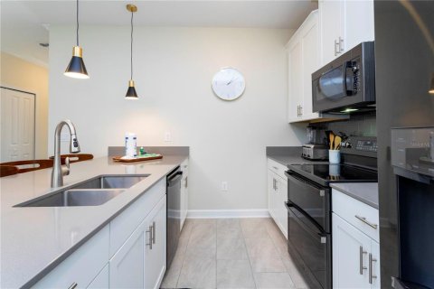 Townhouse in Davenport, Florida 5 bedrooms, 201.32 sq.m. № 1525768 - photo 8