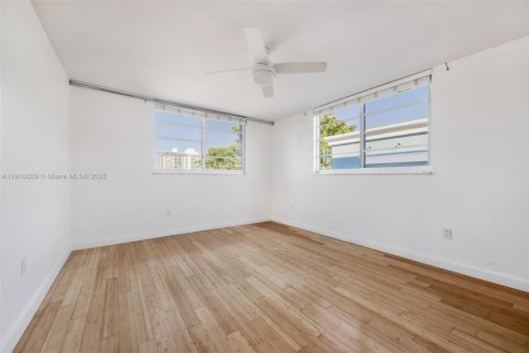 Copropriété à vendre à Miami Beach, Floride: 2 chambres, 91.79 m2 № 1966427 - photo 18