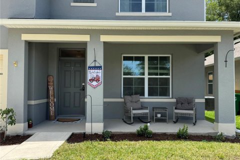 House in DeLand, Florida 5 bedrooms, 240.99 sq.m. № 2416488 - photo 2