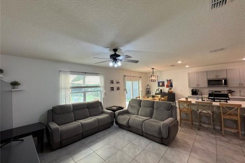House in DeLand, Florida 5 bedrooms, 240.99 sq.m. № 2416488 - photo 9