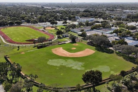 Купить коммерческую недвижимость в Форт-Лодердейл, Флорида 451.04м2, № 1958178 - фото 4