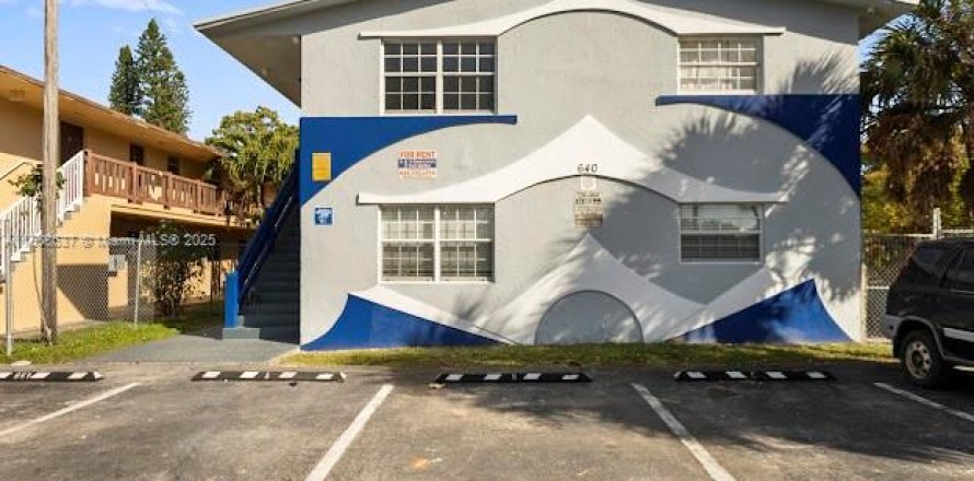 Коммерческая недвижимость в Форт-Лодердейл, Флорида 451.04м2 № 1958178