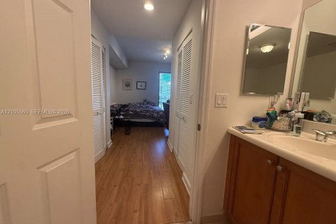 Copropriété à louer à Miami, Floride: 2 chambres, 125.6 m2 № 2414767 - photo 4