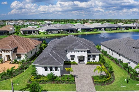 Купить виллу или дом в Сарасота, Флорида 13 комнат, 348.76м2, № 1898719 - фото 1