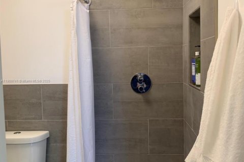 House in Miami, Florida 2 bedrooms, 141.58 sq.m. № 1965390 - photo 12