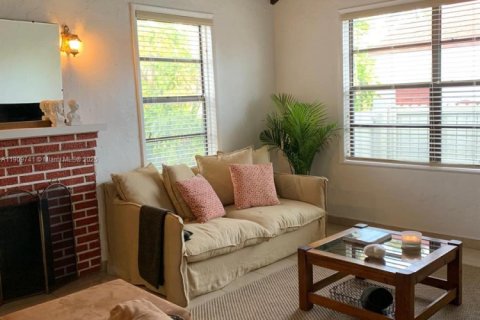 House in Miami, Florida 2 bedrooms, 141.58 sq.m. № 1965390 - photo 2