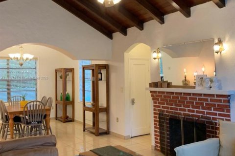 House in Miami, Florida 2 bedrooms, 141.58 sq.m. № 1965390 - photo 4