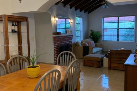 House in Miami, Florida 2 bedrooms, 141.58 sq.m. № 1965390 - photo 6