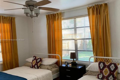 House in Miami, Florida 2 bedrooms, 141.58 sq.m. № 1965390 - photo 11