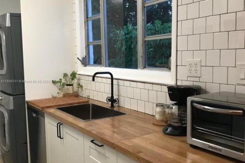 House in Miami, Florida 2 bedrooms, 141.58 sq.m. № 1965390 - photo 8