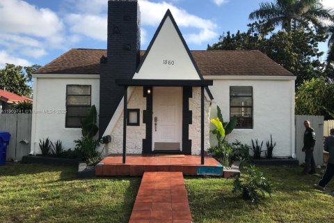 House in Miami, Florida 2 bedrooms, 141.58 sq.m. № 1965390 - photo 1