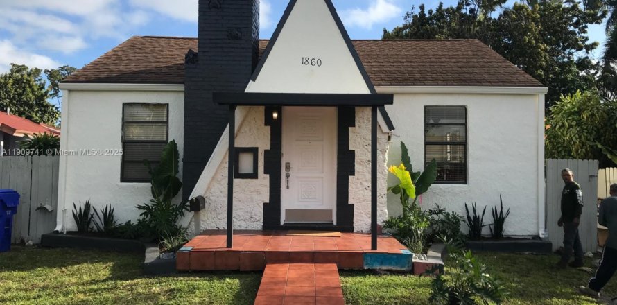 House in Miami, Florida 2 bedrooms, 141.58 sq.m. № 1965390