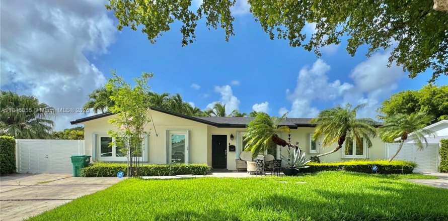 House in Cutler Bay, Florida 4 bedrooms, 213.49 sq.m. № 1848292
