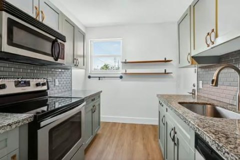 Condo in Miami Beach, Florida, 2 bedrooms  № 1836808 - photo 15