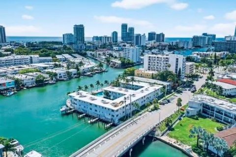Condo in Miami Beach, Florida, 2 bedrooms  № 1836808 - photo 1
