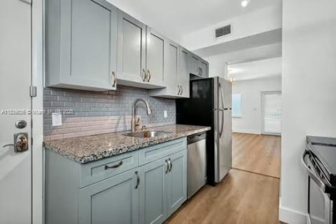 Condo in Miami Beach, Florida, 2 bedrooms  № 1836808 - photo 16