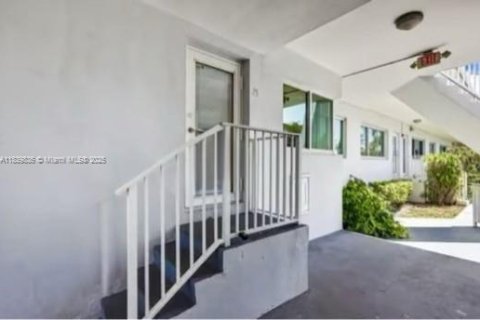 Condo in Miami Beach, Florida, 2 bedrooms  № 1836808 - photo 10