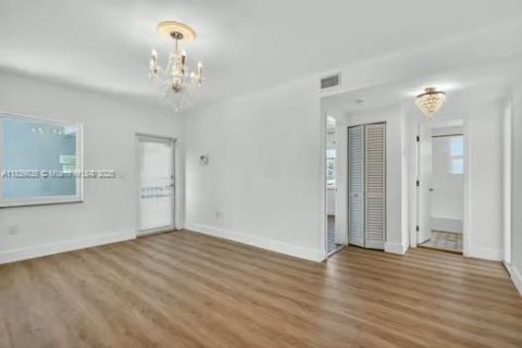 Condo in Miami Beach, Florida, 2 bedrooms  № 1836808 - photo 13