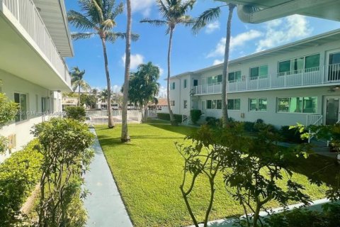 Condo in Miami Beach, Florida, 2 bedrooms  № 1836808 - photo 8