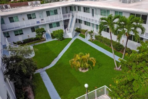 Condo in Miami Beach, Florida, 2 bedrooms  № 1836808 - photo 6