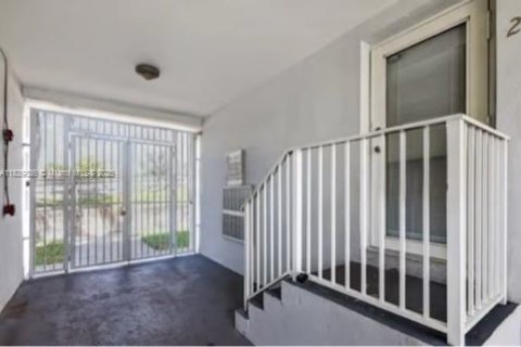 Condo in Miami Beach, Florida, 2 bedrooms  № 1836808 - photo 11