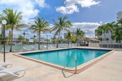 Condo in Miami Beach, Florida, 2 bedrooms  № 1836808 - photo 25