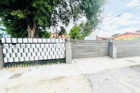 Купить коммерческую недвижимость в Майами, Флорида 222.87м2, № 2024307 - фото 2