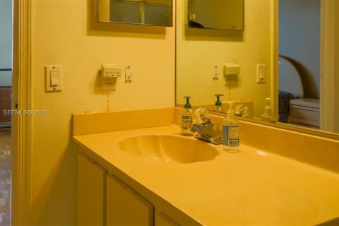 Condo in Oakland Park, Florida, 2 bedrooms  № 2022106 - photo 20
