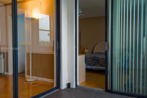 Condo in Oakland Park, Florida, 2 bedrooms  № 2022106 - photo 22
