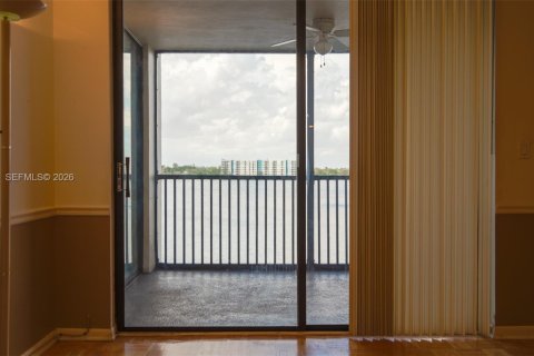 Condo in Oakland Park, Florida, 2 bedrooms  № 2022106 - photo 24