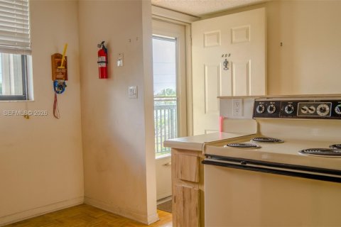 Condo in Oakland Park, Florida, 2 bedrooms  № 2022106 - photo 8