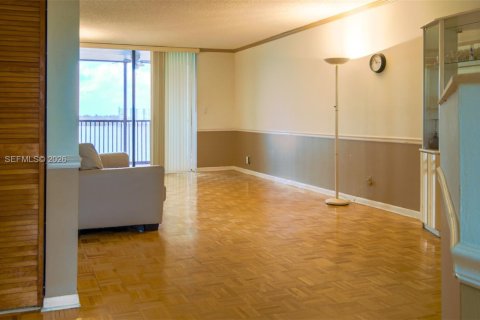 Condo in Oakland Park, Florida, 2 bedrooms  № 2022106 - photo 12