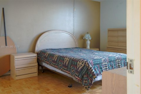 Condo in Oakland Park, Florida, 2 bedrooms  № 2022106 - photo 15