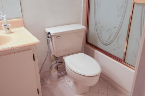 Condo in Oakland Park, Florida, 2 bedrooms  № 2022106 - photo 25