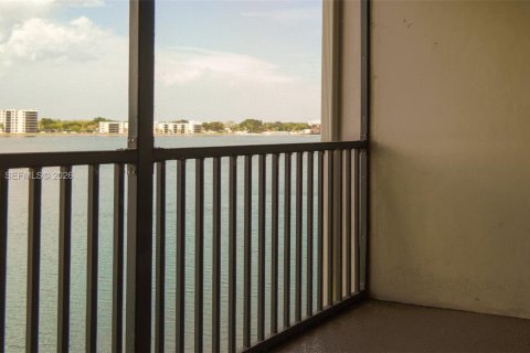 Condo in Oakland Park, Florida, 2 bedrooms  № 2022106 - photo 21