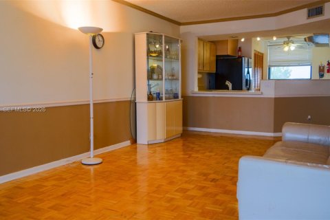 Condo in Oakland Park, Florida, 2 bedrooms  № 2022106 - photo 14