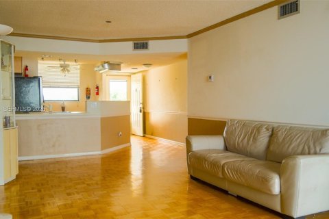 Condo in Oakland Park, Florida, 2 bedrooms  № 2022106 - photo 10