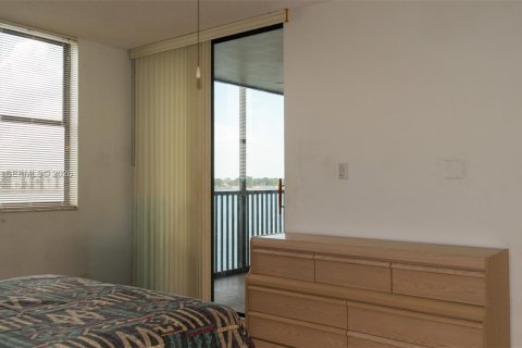 Condo in Oakland Park, Florida, 2 bedrooms  № 2022106 - photo 18