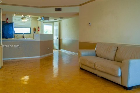 Condo in Oakland Park, Florida, 2 bedrooms  № 2022106 - photo 13