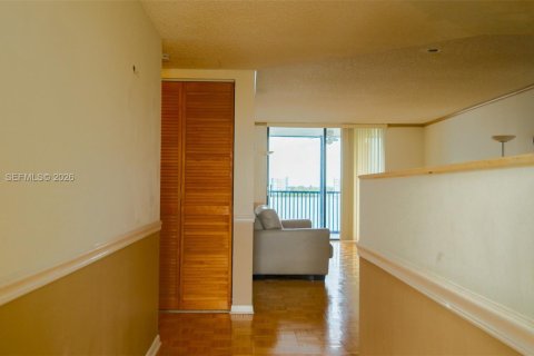 Condo in Oakland Park, Florida, 2 bedrooms  № 2022106 - photo 9