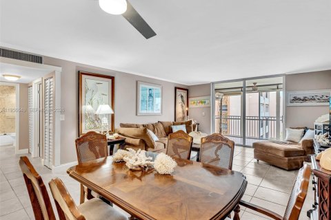 Condo in Dania Beach, Florida, 2 bedrooms  № 2022085 - photo 15