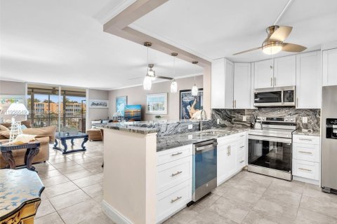 Condo in Dania Beach, Florida, 2 bedrooms  № 2022085 - photo 9