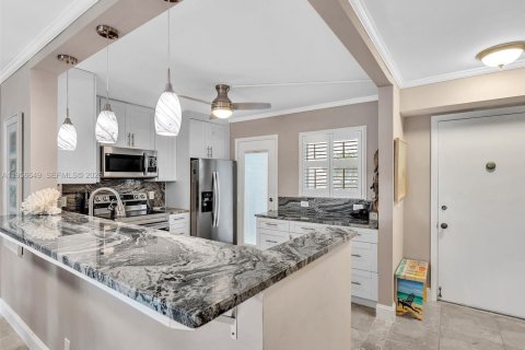 Condo in Dania Beach, Florida, 2 bedrooms  № 2022085 - photo 13