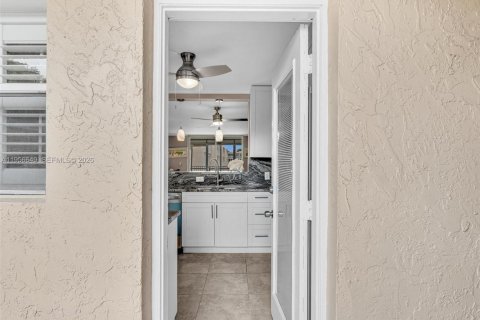 Condo in Dania Beach, Florida, 2 bedrooms  № 2022085 - photo 3