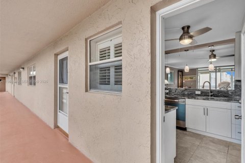 Condo in Dania Beach, Florida, 2 bedrooms  № 2022085 - photo 2