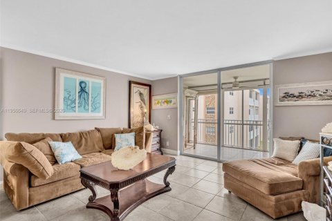 Condo in Dania Beach, Florida, 2 bedrooms  № 2022085 - photo 19