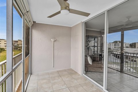 Condo in Dania Beach, Florida, 2 bedrooms  № 2022085 - photo 24