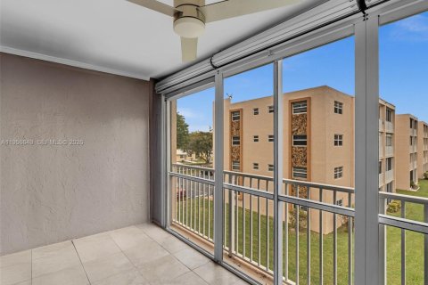 Condo in Dania Beach, Florida, 2 bedrooms  № 2022085 - photo 23
