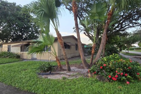 Снять в аренду виллу или дом в Холливуд, Флорида 3 спальни, 127.28м2, № 1892555 - фото 1